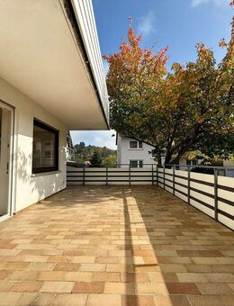 Ein Zuhause für Generationen: Weitläufiges Dreifamilienhaus mit ELW und 5 Garagen - Boxberg (Baden-Württemberg)