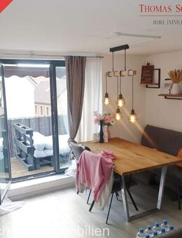 Kernsanierte, moderne 2 Zimmer-Dachstudio-Wohnung mit großen Balkon, EBK & Stellplatz in Cadolzburg - Cadolzburg