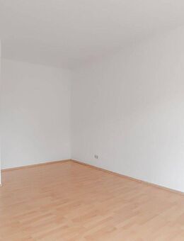 4,5 % RENDITE! -Helle 2 Zimmer Wohnung mit Balkon und Garagenstellplatz in ruhiger Lage zu verkaufen - Schwandorf