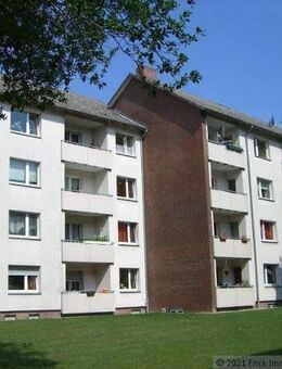 Sofort frei lieferbar! Renovierte, geräumige 3 Zimmer Wohnung mit Balkon und Einbauküche - Neustadt (Holstein)