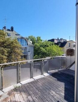 Sanierte 2-Zimmer-Wohnung mit zwei Dachterrassen in ruhiger Schwabinger Lage - München