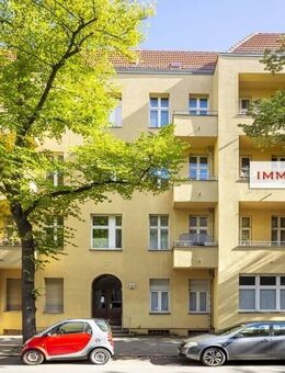 IMMOBERLIN.DE - Ersteinzug nach Top-Sanierung: Familienfreundliche Stuck-Altbauwohnung mit Westloggia & -balkons - Berlin