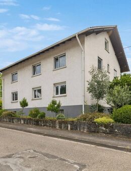 Charmantes Zweifamilienhaus mit großem Grundstück mit Ausbaupotenzial in Gaggenau - Gaggenau