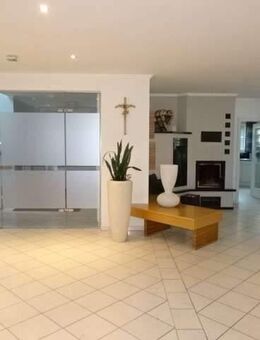 Großzügige Villa mit Einliegerbereich und großer Halle für Boot oder Wohnmobil - Bruck (Oberpfalz)