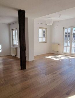 "Wohnen mit Stil: helle, renovierte 2,5-Zi.-Obergeschosswohnung mit Altbaucharme in Gerlingen" - Gerlingen