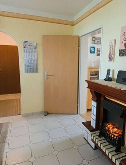 Angenehm aufgeteilte Eigentumswohnung in gepflegtem Mehrfamilienhaus plus Garage + Keller - Bremen