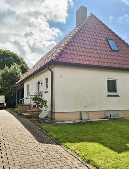 Großes, saniertes Einfamilienhaus mit Garage in einer Wohnsiedlung in Butjadingen-Stollhamm - Butjadingen