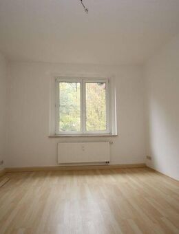 **Große 2-Zimmer-Wohnung mit Balkon in ruhiger Wohnlage zu vermieten** - Plauen