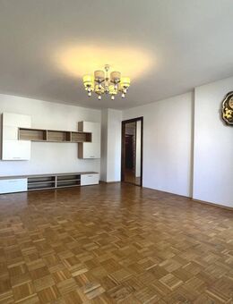 2,5-Zimmer-Wohnung mit Balkon, Parkett, Badewanne & Garage - 72?m² in Günzburg - Günzburg