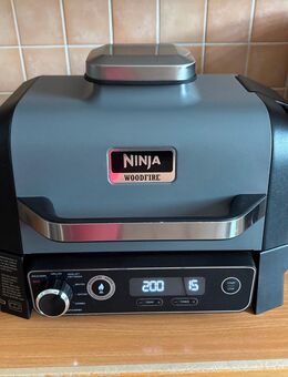 Ninja OG701DE Woodfire Outdoor Grill 2400W Räucherbox Smoker mit original Tisch - Berlin