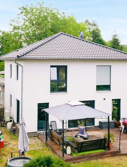 Flexible Nutzung unter zwei Dächern! Moderne Stadtvilla mit Remise in Petershagen - Petershagen (Eggersdorf)