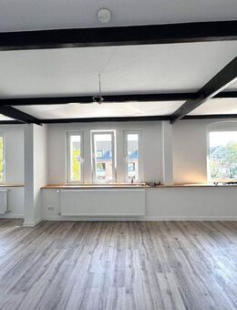 Außergewöhnliche, frisch sanierte Wohnung mit Kamin und Einbauküche - Düsseldorf