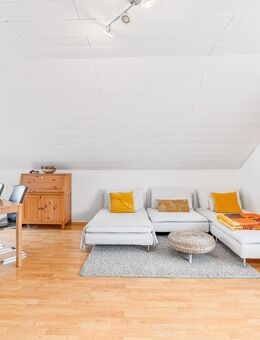 Helle Dachgeschoss Wohnung mit Stellplatz mit Blick über Löchgau zu verkaufen - Löchgau