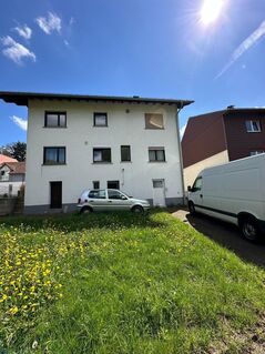 Zweifamilienhaus mit Garten und vier Garagen plus Einliegerwohnung