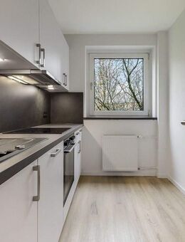 3-Zimmer Dachgeschosswohnung mit großem Balkon, Duschbad, Einbauküche und PKW-Stellplatz in Tostedt - Tostedt