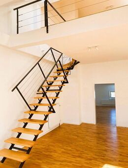 Bezugsfertige 3,5 Zimmer Dachgeschoss-Maisonette-Wohnung auf zwei Ebenen mit Balkon & Skylineblick - Frankfurt (Main)