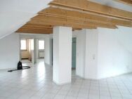 großzügige Dachgeschoßwohnung mit EBK, Keller, Sp, Solarwärmepumpe am Haus - Würzburg