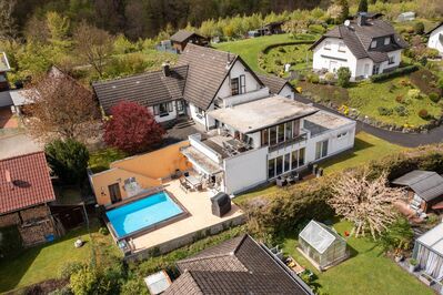 Urlaub in den eigenen vier Wänden: Großes Einfamilienhaus mit Pool und tollem Ausblick in Werdohl!