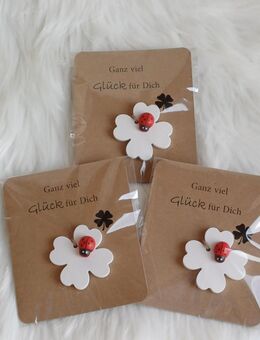 ab 1,60 € .... Glücksbringer Gastgeschenk kleines Kleeblatt mit Marienkäfer auf Kraftpapier Handmade Keraflott Raysin - Rheinbach