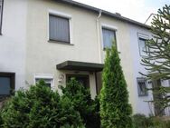 Gelegenheit für geschickte Handwerker: Reihenmittelhaus mit Garage - Celle