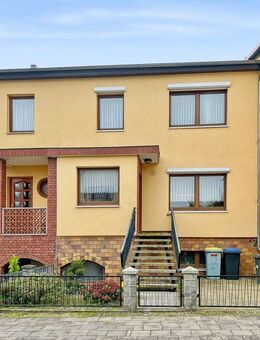 Gemütliches Reihenmittelhaus mit Südwest-Terrasse und 2 Garagen in Güstrow - Güstrow