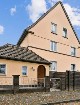 teilsaniertes Zweifamilienhaus auf großem Grundstück mit zwei Garagen in Duisburg-Walsum-Vierlinden - Duisburg