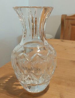 Vase aus Bleikristall, Durchmesser oben ca. 8 cm und Bauch ca. 10 cm, Höhe ca. 18 cm. - Schwabach