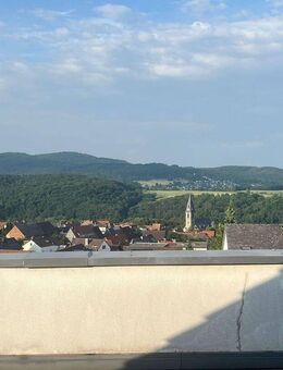 Attraktive komplett renovierte 3 Zi. Dachwohnung mit großer Terrasse & Top-Blick - Eppstein