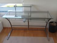 Schreibtisch mit Computerarbeitsfeld, Glas/Metall, wirkt dadurch sehr leicht, auch für kleine Räume - Ratingen