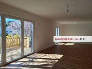 IMMOBERLIN.DE - Ersteinzug! Sehr attraktives Haus mit Südterrasse, Garage & Sonnengarten in naturverbundener Lage - Stechlin