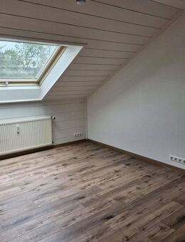 Modernes Wohnen in ruhigem Zweifamilienhaus! - Wangen