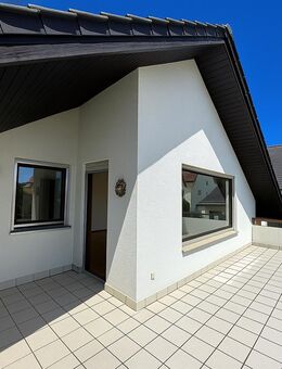 Großzügige, kompl. renovierte 3,5 - 4 Zimmerwohnung mit zwei Balkonen in bevorzugter Lage - Filderstadt