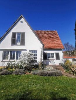 Großzügiges Einfamilienhaus mit Wintergarten, Kaminzimmer, Sauna und gewachsenem Garten in Marsberg - Marsberg
