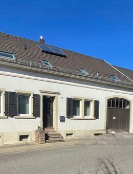 Zweifamilienhaus mit Halle, Werkstatt und Garagen - Mandelbachtal