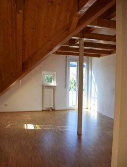 2-Zimmer Dachgeschosswohnung mit Sichtdachstuhl, Aufzug, Küche & Balkon im Zentrum von Mainburg! - Mainburg