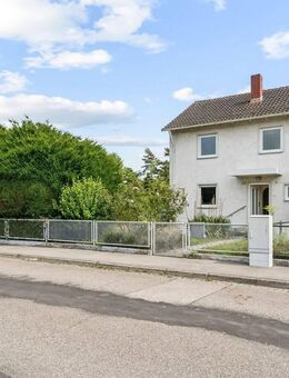 Zentral gelegene Doppelhaushälfte mit großem Grundstück und Modernisierungsbedarf in Neuburg a.d.D. - Neuburg (Donau)