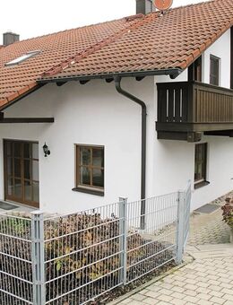 Gepflegte Doppelhaushälfte mit Garage und Garten in ruhiger Siedlungslage - Reischach