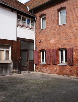 Zweifamilienhaus mit 6 Zimmern und Nebengebäude zum weiteren Ausbau in zentraler Lage von Langenzenn (unsere Objektnummer: 08AZ0125) - Langenzenn