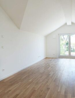 *Stilvolle, grün gelegene Dachgeschoss-Neubauwohnung mit 2 Zimmern und Balkon zum Erstbezug!* - München