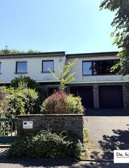 Stilvolles Wohnanwesen im Grünen mit über 1.233 m² Grundstück und Doppelgarage in Kirchen! - Kirchen (Sieg)