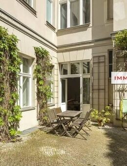 IMMOBERLIN.DE - Prächtige Stuck-Altbauwohnung mit ruhiger Terrasse & Westloggia - Berlin