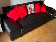 Schwarzes Sofa in Lederoptik mit Zubehör - Kaden