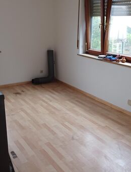 1 Zimmer Wohnung Pestenacker nähe Landsberg am Lech mit Vorgarten für Arbeiter sofort Verfügbarkeiten und Bad vorhanden Zimmer leer Bad und Küche eingerichtet - Prittriching