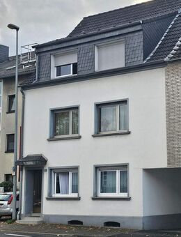 Leverkusen Quettingen, Zentrale Lage, 3 Familienhaus mit Innenhof, 3 PKW Garagenstellplätze und einem Garten- Haus - Leverkusen