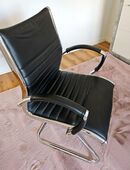 2 Leder-Freischwinger Besucherstühle schwarz mit Chromgestell aus 40878 Ratingen in 40878