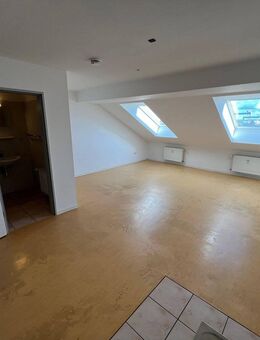 Großzügige 1-Zimmer-Dachgeschoss-Wohnung komplett Saniert mit Aufzug und Stellplatz - Kiel