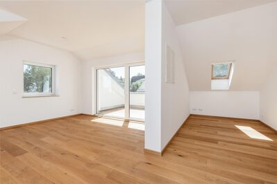 Lichtdurchflutete 2-Zimmer-Dachgeschosswohnung mit Loggia & Balkon mit traumhaftem Ausblick sowie Stellplatz im Carport