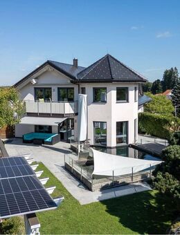 LUXUS-ZWEIFAMILIENHAUS MIT AUFZUG, SAUNA, GARTEN, GARAGEN & KOI-BECKEN - Löffingen