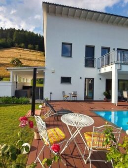 Wohnen wie im Urlaub - Modernes EFH mit Pool in idyllischer Lage - Schenkenzell