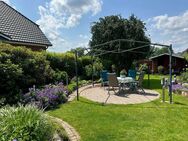 Sehr schönes Einfamilienhaus mit Einliegerwohnung und großer überdachter Terrasse auf einem schön angelegten Grundstück - Glinde